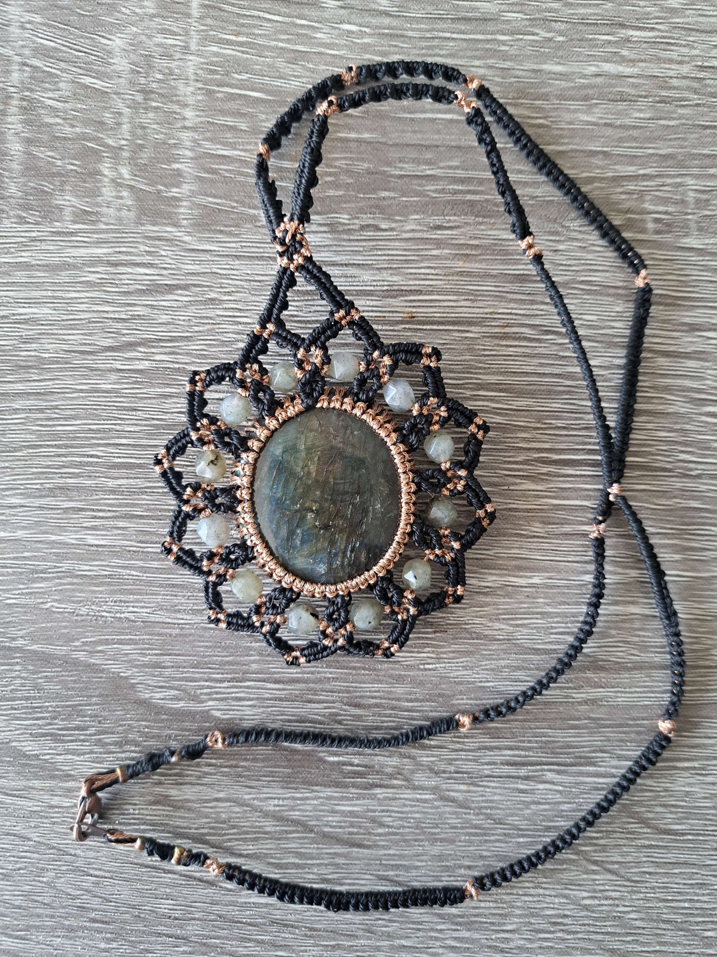collier macramé Mandala Labradorite
