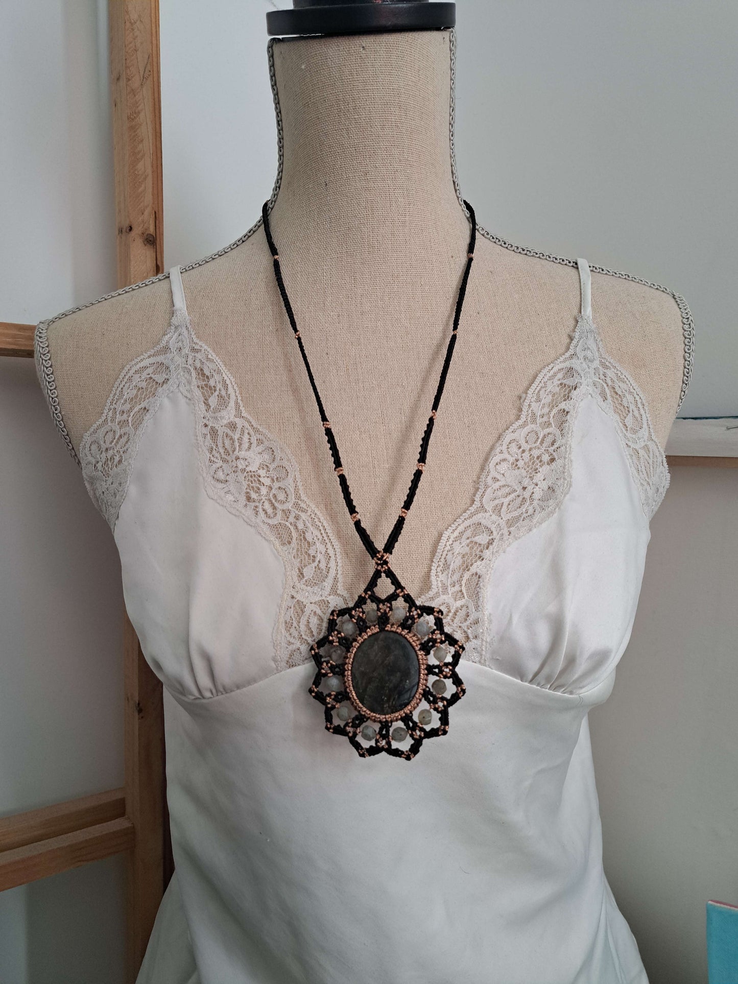 collier macramé Mandala Labradorite